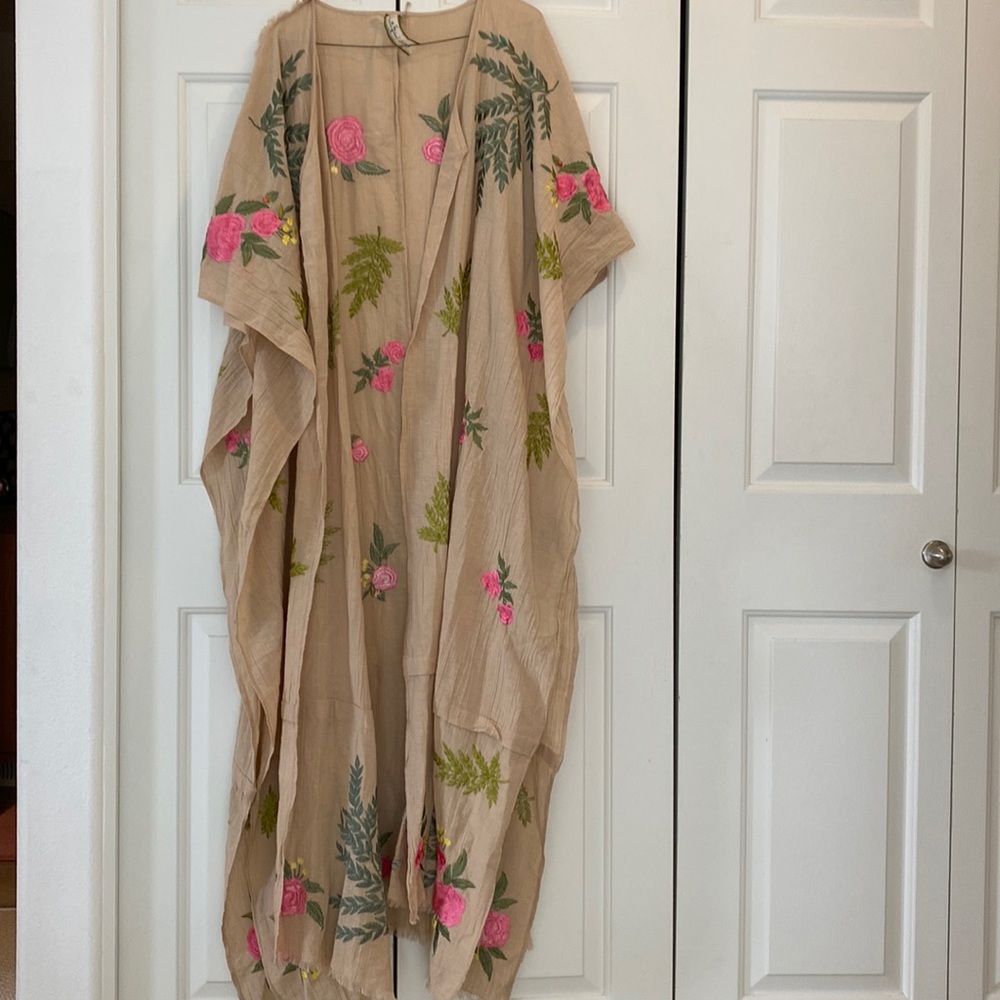 Aratta Silent Journey embroidered floral kimono robe